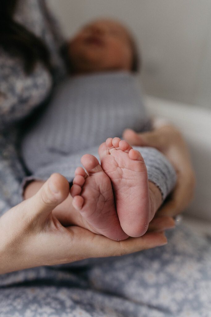 lifestyle newborn session baby feet photos