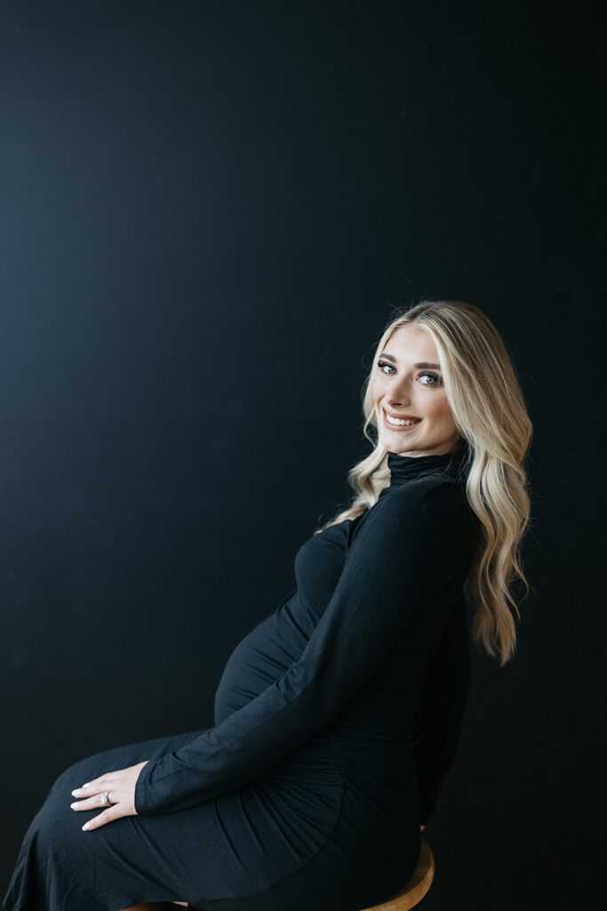 maternity session poses indoors