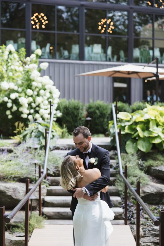 bride and groom photos summer wedding in ohio 