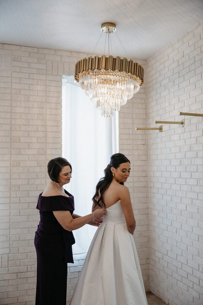 wedding photos of bride getting ready