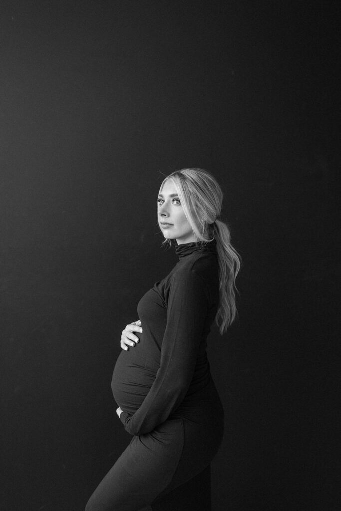 black and white maternity photoshoot